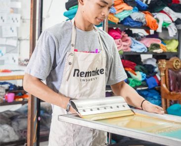 Ilustrasi berbagai jenis sablon kaos seperti sablon rubber, plastisol, dan DTF yang digunakan dalam usaha sablon.
