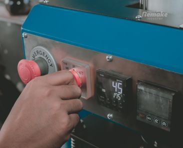 Berbagai jenis mesin press kaos termasuk clamshell, swing-away, draw type, cap press, mug press, automatic press, dan pneumatic press, dengan ukuran area dan kegunaan masing-masing.